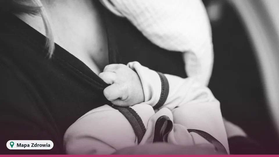 Dłoń noworodka obejmowana przez dłoń dorosłego