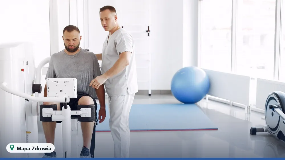 Fizjoterapeuta pracujący z pacjentem w sali ćwiczeń