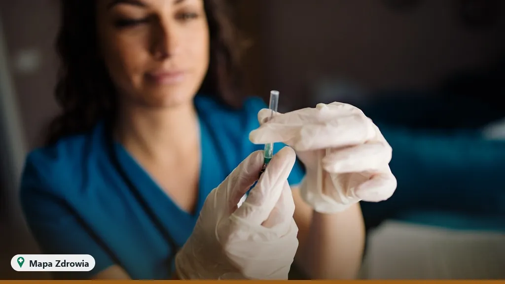 Pielęgniarka przygotowująca strzykawkę ze szczepionką