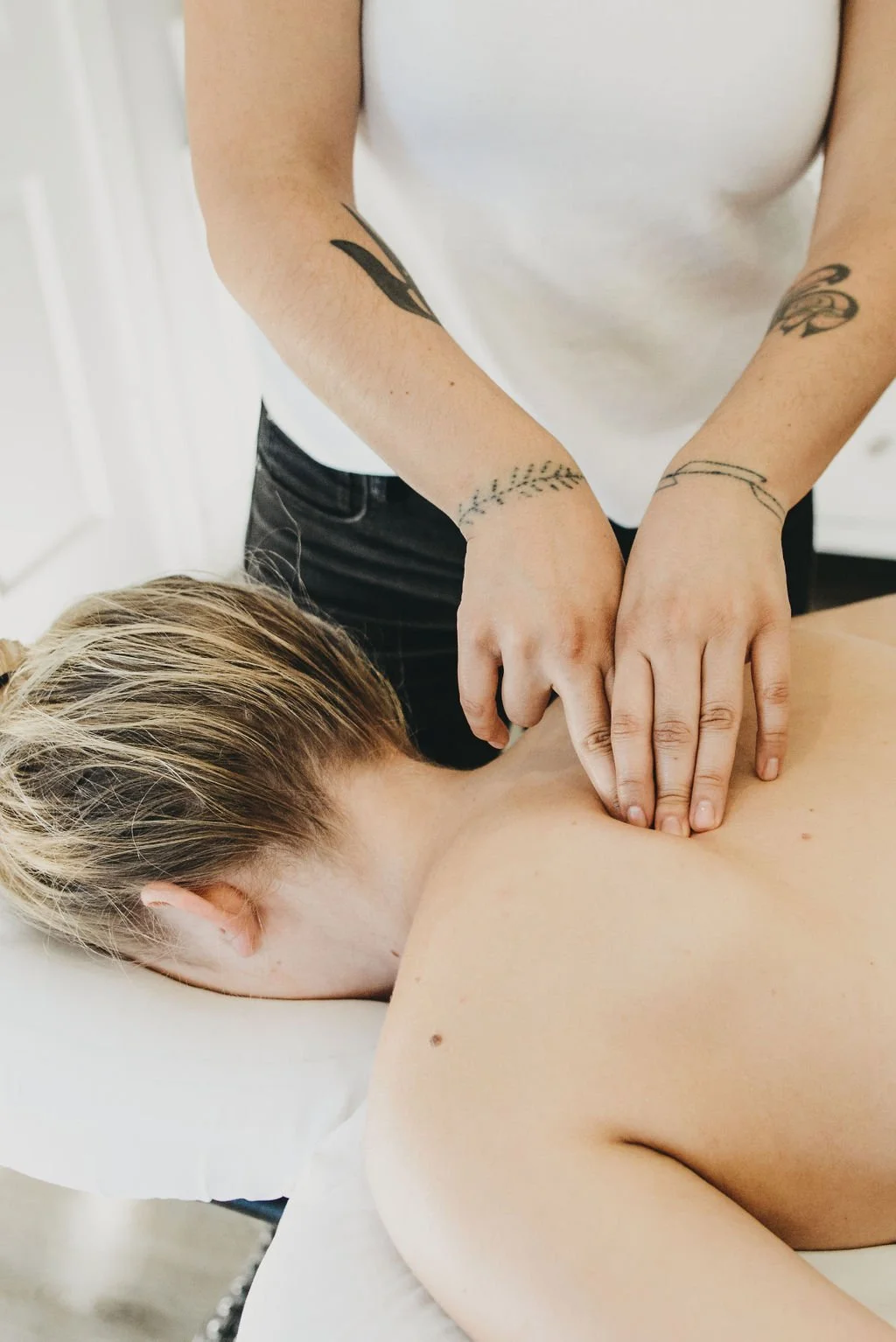 masaż znacząco obniża poziom hormonu stresu kortyzolu