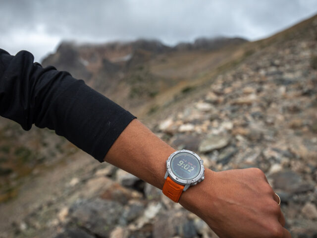 Wytrzymałe zegarki z GPS-em monitorują wysiłek i prowadzą atletów przez górskie szlaki