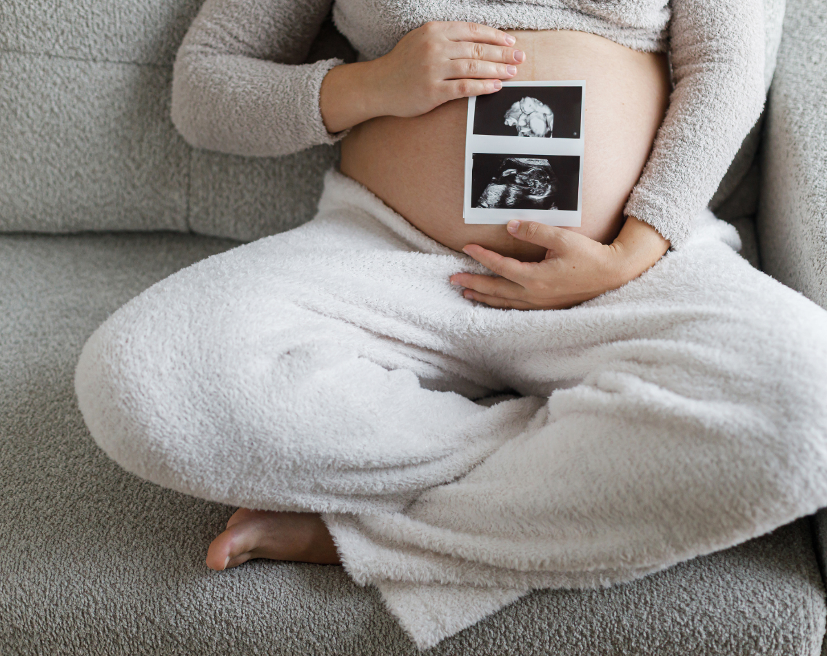 pobranie krwi do badań hormonalnych tarczycy pielęgniarka pobierająca krew z żyły ciężarnej kobiety w laboratorium