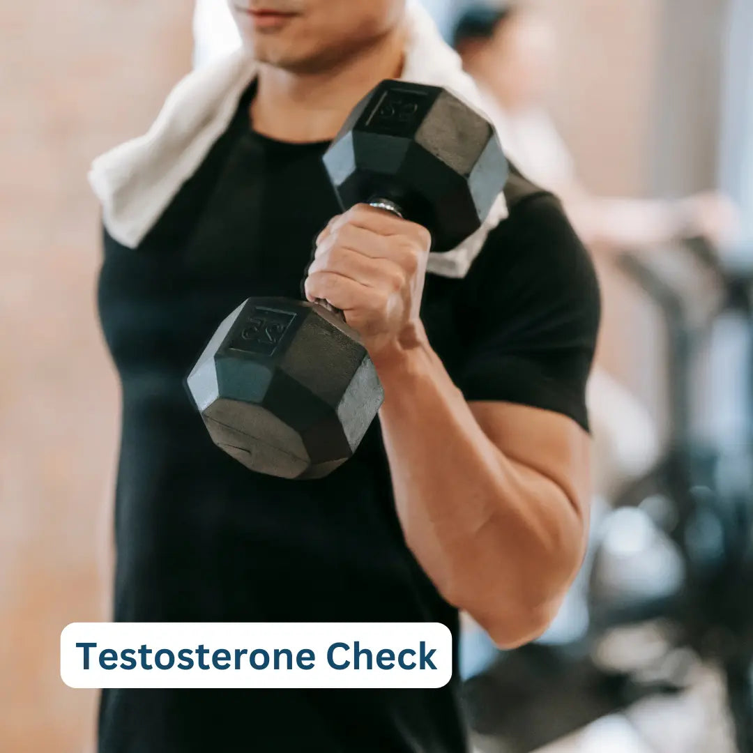 mężczyzna podnoszący ciężary na siłowni z napiętymi mięśniami ramion