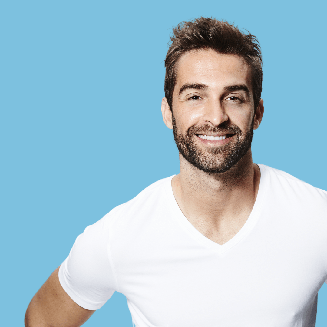 zmęczony mężczyzna otyły leżący na kanapie z rękami na brzuchu w salonie